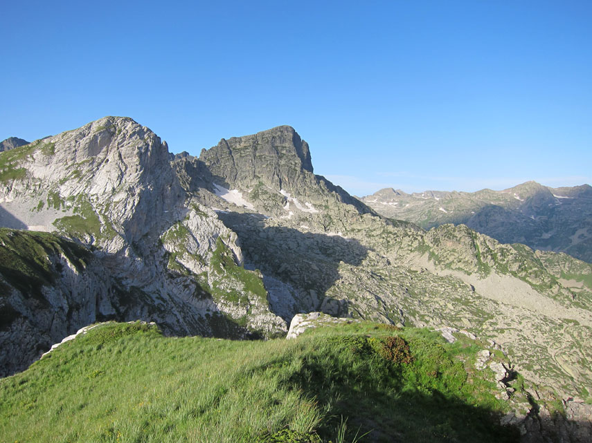 ... e in breve raggiungo la cima del Ciotto Mieu (mt. 2378). Bel colpo d’occhio sul Frisson (a destra) e sul Chiamossero (a sinistra) ...