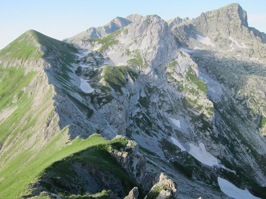 Sulla sinistra l'esile dorsale che unisce il Monte Ciotto Mieu alla cima est del Chiamossero