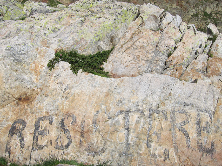 Sulle rocce circostanti si possono leggere ancor oggi scritte e motti patriottici risalenti agli anni Trenta