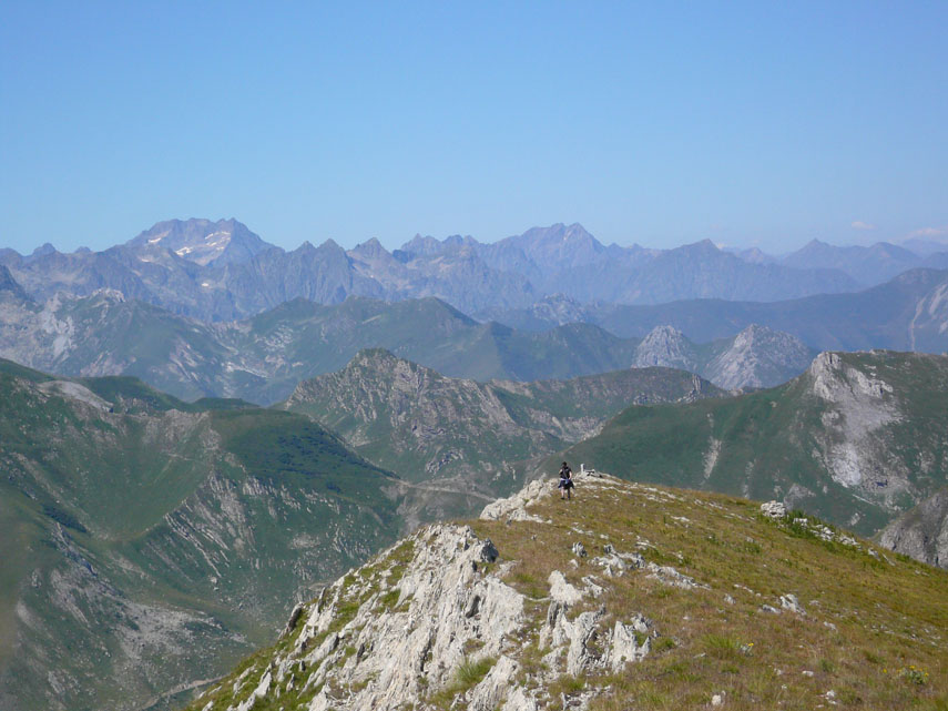 ... e grande panorama verso le Alpi Marittime (tra le quali spiccano l’Argentera e il Monte Matto)