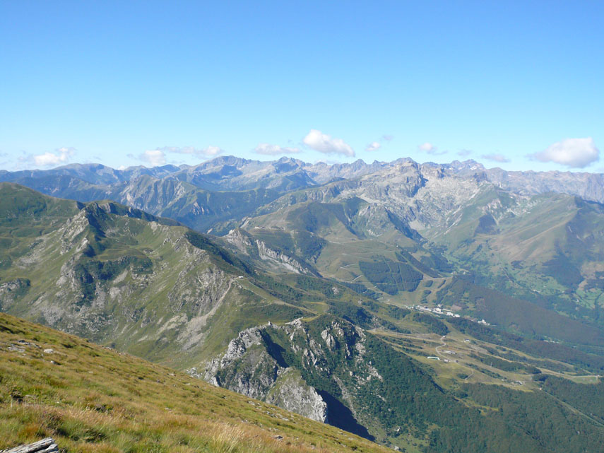 Ad occidente il panorama spazia sulle Alpi Marittime ...