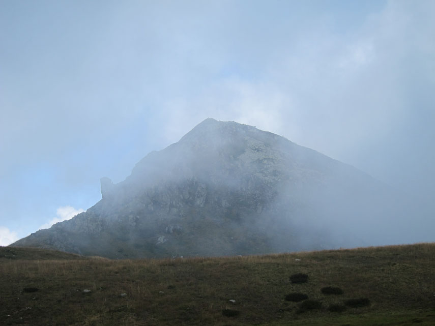 Qui ha inizio la cresta sud della Cima Baussetti: brandelli di nebbia e occhiate di sole si alternano disordinatamente ...