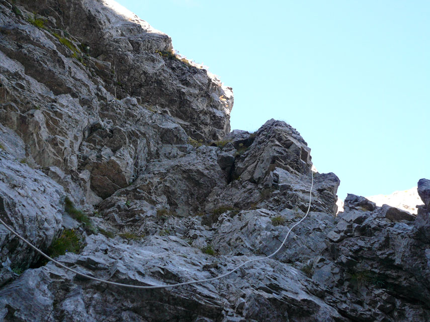 Poco più in alto una corda di canapa in buono stato aiuta a superare un piccolo salto roccioso ed una cengetta esposta