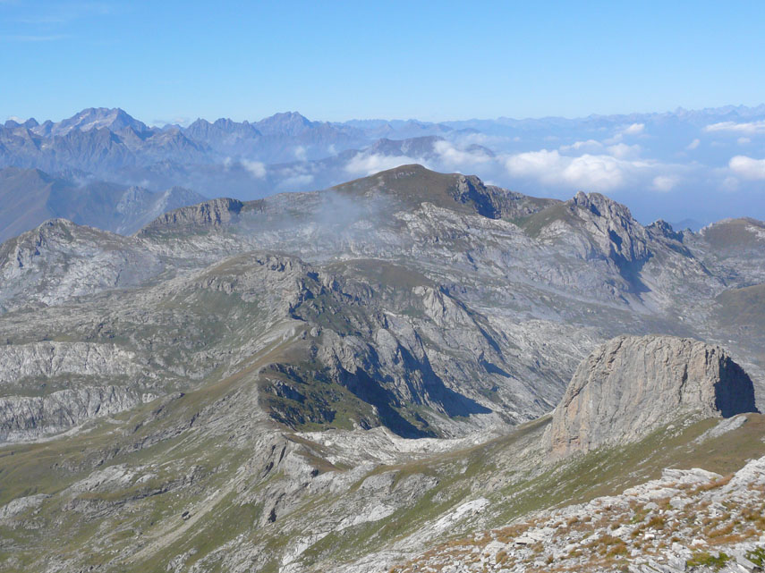 Ad occidente bel panorama sulla Cima della Fascia e verso le Alpi Marittime: in basso a destra il roccioso Castello delle Aquile