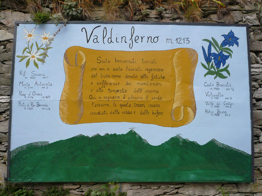 Anche il grande cartellone sotto la chiesa di Valdinferno con la raffigurazione delle cime della vallata e con gli itinerari escursionistici è stato tutto ridipinto