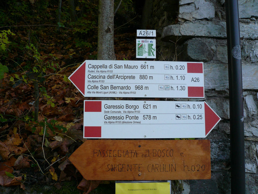 La segnaletica è ottima: grande profusione di indicazioni ad ogni bivio e tacche bianco-rosse della “Via Alpina”