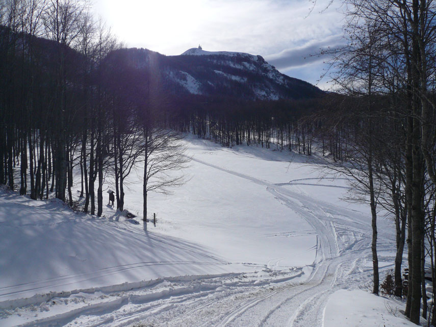 A lato del Rifugio della Cipolla imbocco la pista da sci che porta al Monte Bue