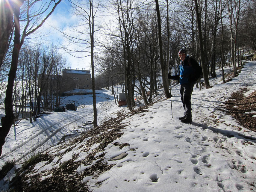 Al nuovo rifugio la neve è ammucchiata sul sentiero e ha un certo spessore ma si cammina bene, senza sprofondare