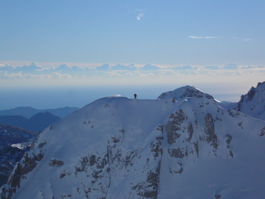 Sull’ardito gendarme che spicca a sud-est del Grosso si trova un praticante di sci estremo che conosco e che ho avuto il piacere di incontrare alla partenza a Valdinferno