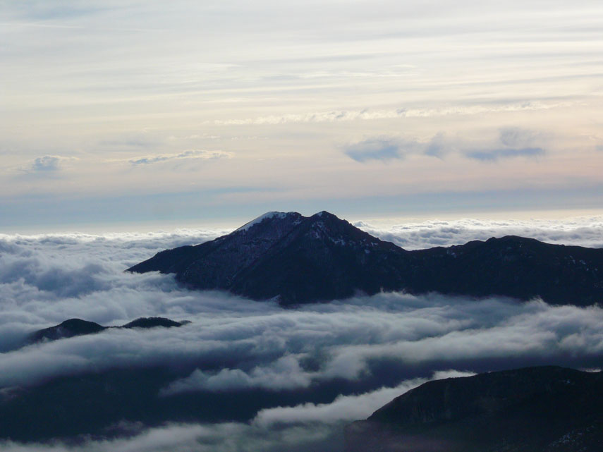 ... sia in direzione del mare dove, sopra una distesa di nubi, si innalza cupo e ombroso il Monte Galero