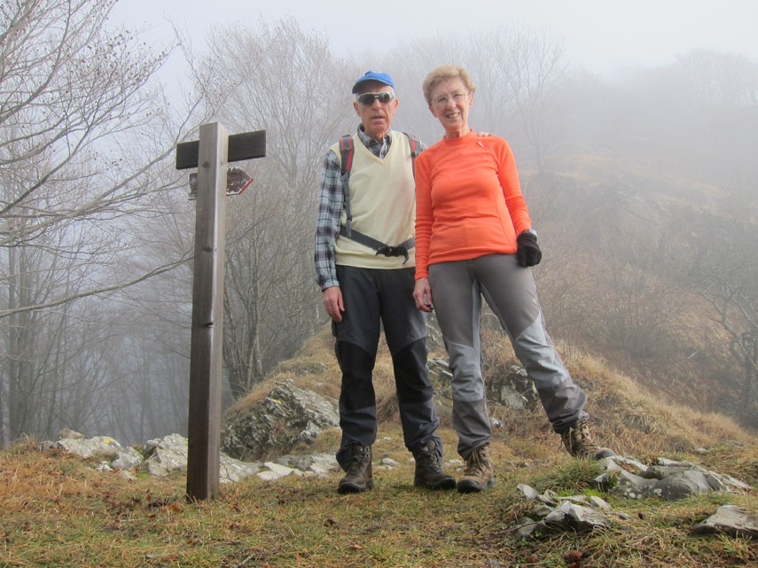 Salendo incontriamo la nebbia e al Passo dei Colletti (1285 m) ne siamo avvolti (ore 10)