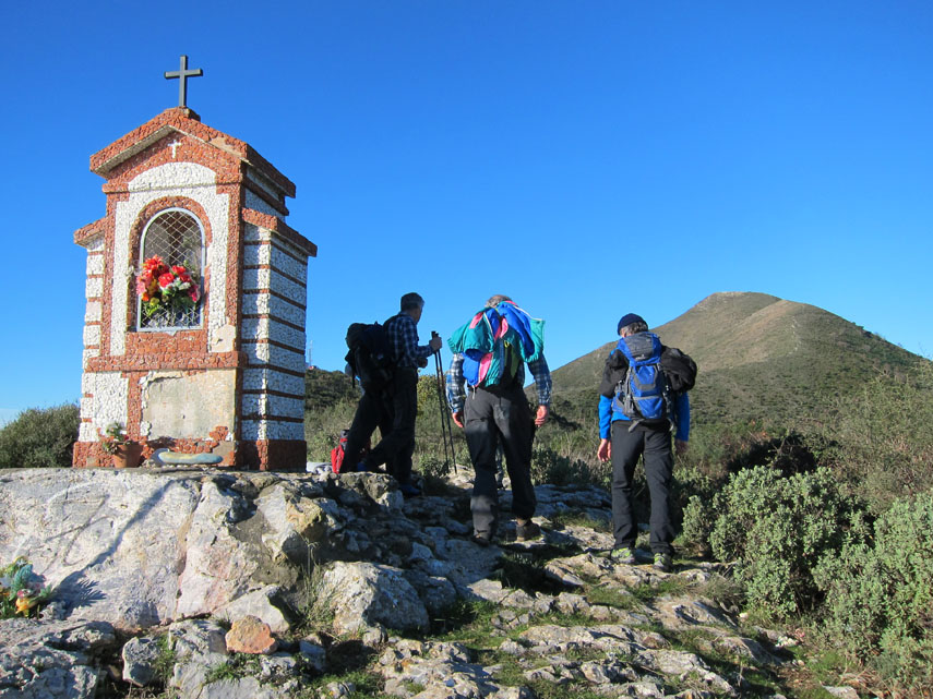 ... raggiungiamo un grazioso pilone votivo rivestito di sassolini bianchi posto in posizione panoramica poco sotto la sommità del Monte Piccaro