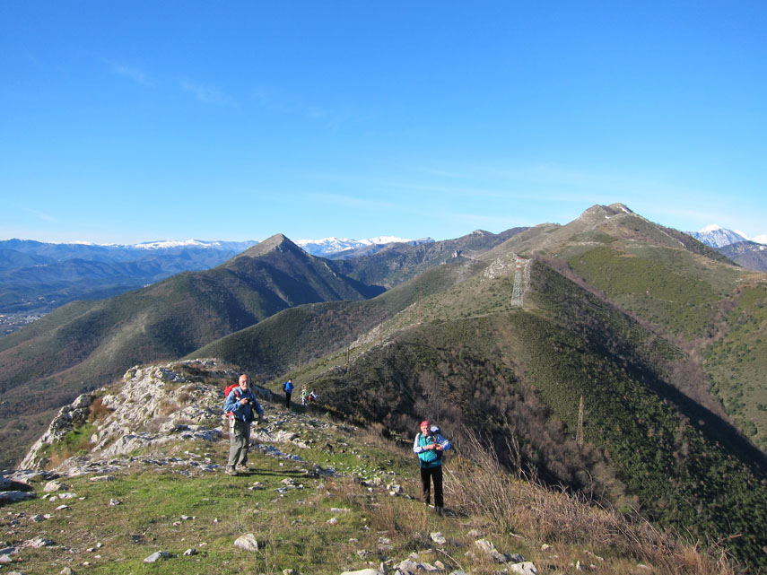 Perdiamo quota scendendo ad un colletto (478 m) e risaliamo. Intanto il panorama si è arricchito verso nord dei monti delle Alpi Liguri bianchi di neve ...