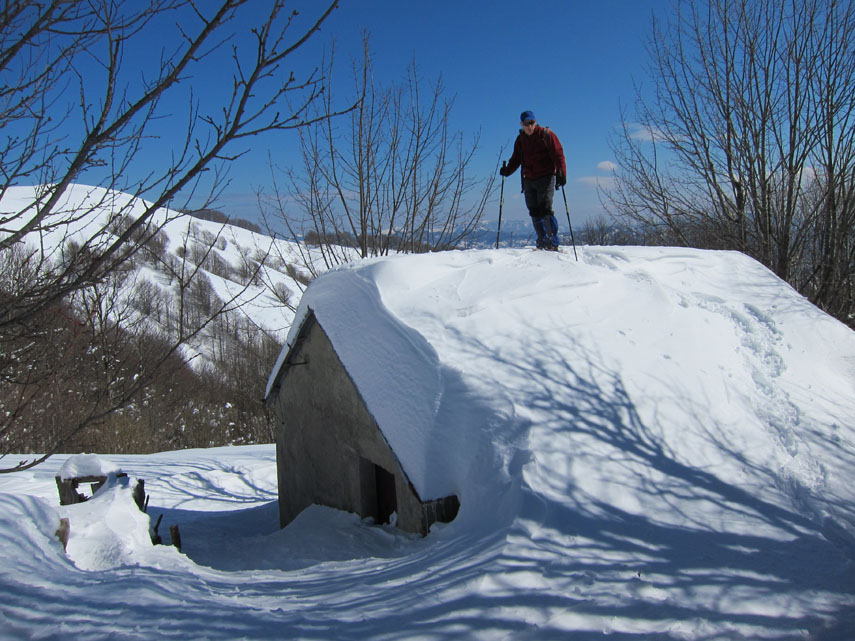 Attraversiamo le vecchie casupole intorno all’ex rifugio del Musante e Gianni, imprudentemente, sale con le ciaspole su un tetto in lamiera sommerso dalla neve