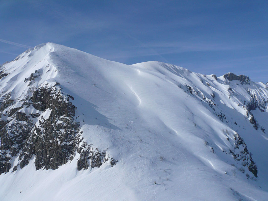 Le tracce degli scialpinisti “graffiano” il bianco piano inclinato tra la Colla Bassa e l’Antoroto