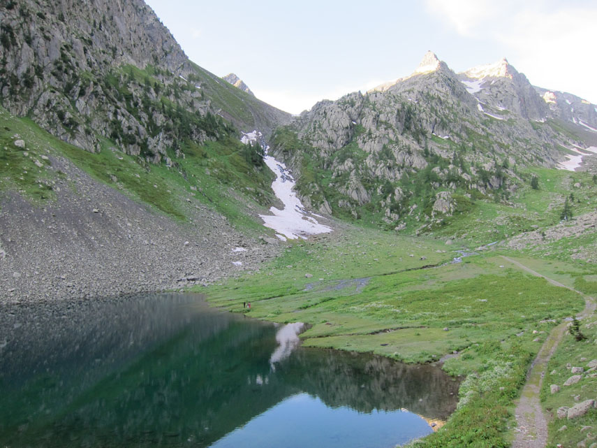 Dal Colletto del Laus il panorama si apre sul Lago di San Bernolfo. E’ il primo specchio d’acqua che incontriamo