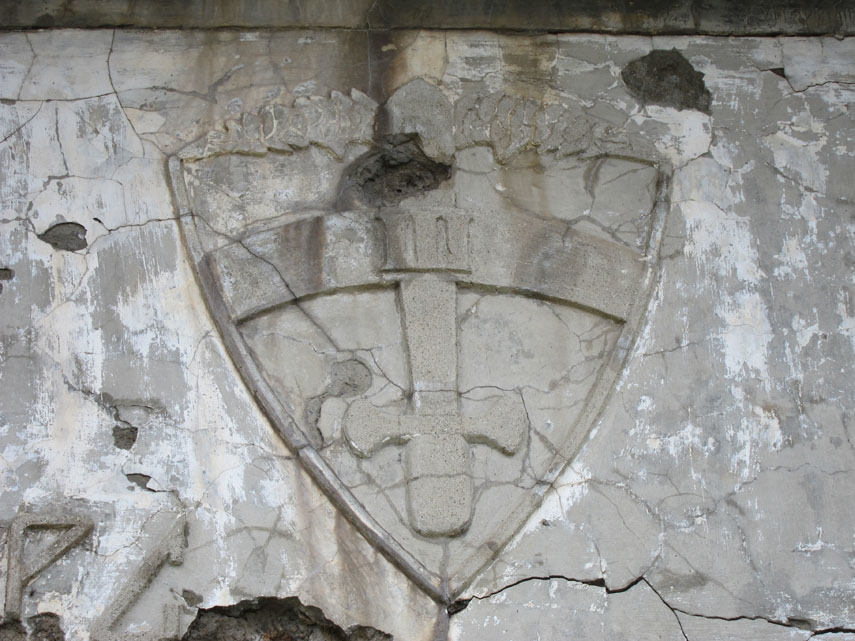 Sulla facciata della caserma di Collalunga è ancora visibile lo scudetto del III Settore di Copertura G.A.F. (Guardia alla Frontiera). Alla G.A.F, corpo militare del Regio Esercito costituito nel 1934, erano affidate le opere difensive del Vallo Alpino da Ventimiglia a Fiume