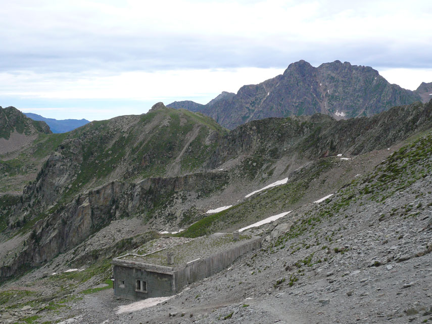... raggiunge la displuviale Stura-Tinea al Colle Saboulè (m. 2460), presidiato da una tipica casermetta difensiva del Vallo Alpino