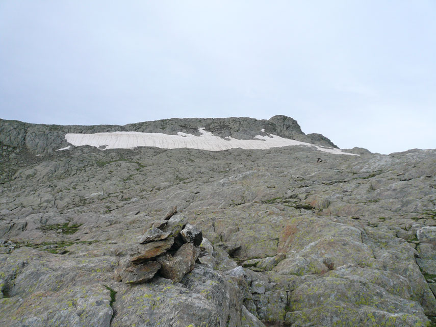Avanzo ora sulle lastronate rocciose che cingono il versante nord della quota 2685 e, dopo aver aggirato sulla sinistra uno scivolo di neve dura, ...