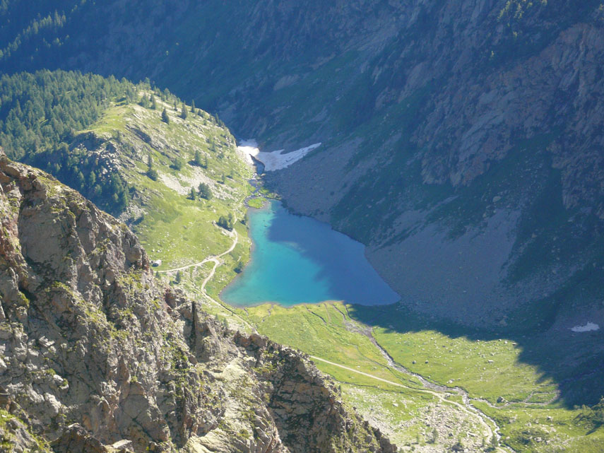 Settecentocinquanta metri più in basso, adagiato nella verde conca a lato del Colletto del Laus, riluce il bel Lago di San Bernolfo di un azzurro intenso e pastellato