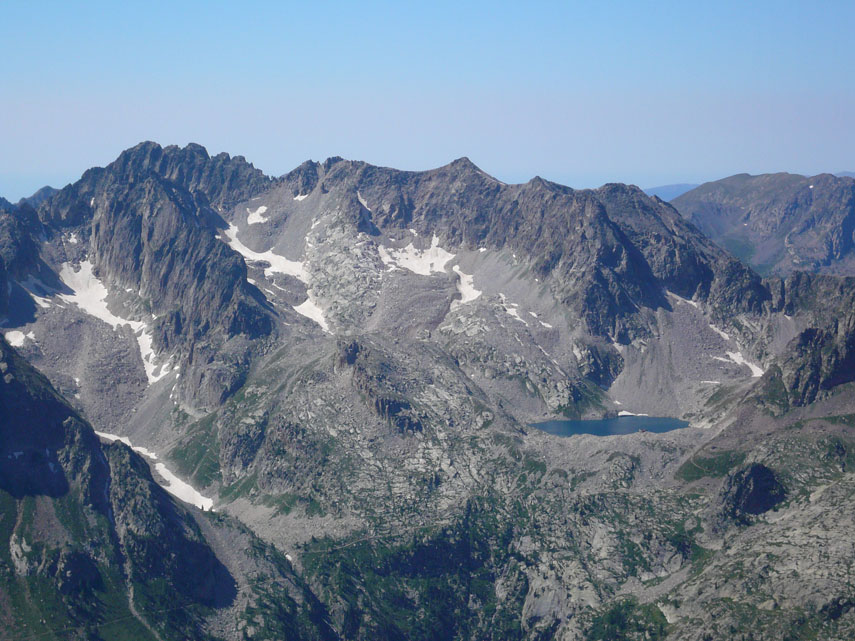Ecco la Cresta Savoia (a sinistra) e il Lago delle Portette con il Rifugio Questa