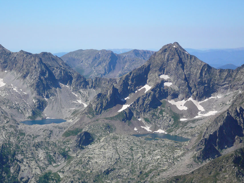 Ecco il Lago del Claus solcato da piccole penisole rocciose e sormontato dall’omonima Testa
