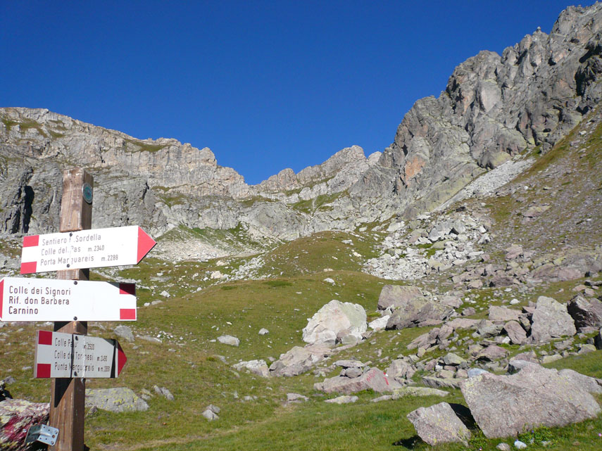 Qui abbandono l’itinerario per il Colle del Pas e imbocco a sinistra la traccia che sale ripida fino allo stretto intaglio di Colle Palù (o Passo delle Capre, m. 2520)