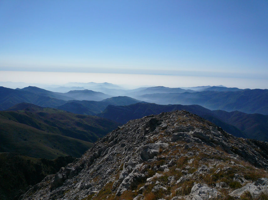 La visibilità è ottima e sopra la linea dell’orizzonte si intravede il profilo della Corsica