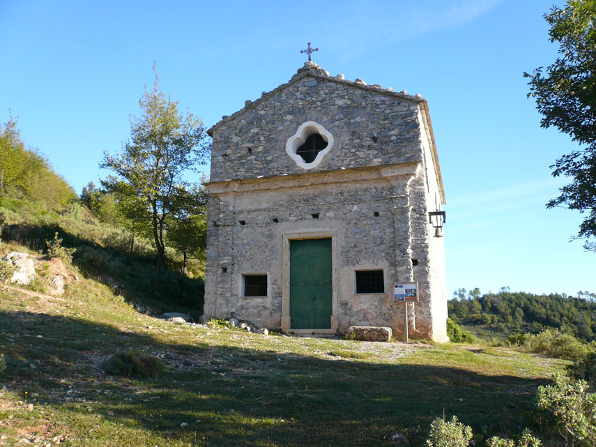 Raggiungo così la graziosa chiesetta di San Pietrino (m. 470), costruita intorno al 1830 per volontà degli emigranti boissanesi ...