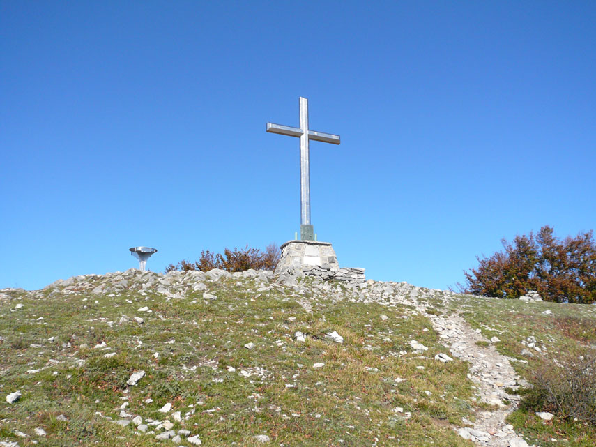La grande croce metallica mi accoglie sulla cima del Carmo di Loano (m. 1389) ...