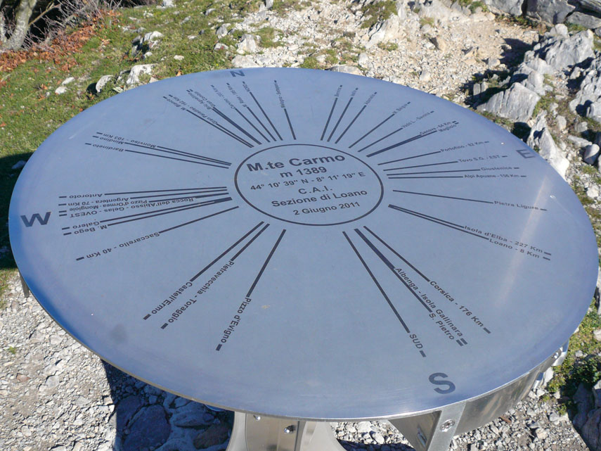 Si tratta di un disco metallico con incise le direzioni dei monti e delle località direttamente visibili dalla vetta