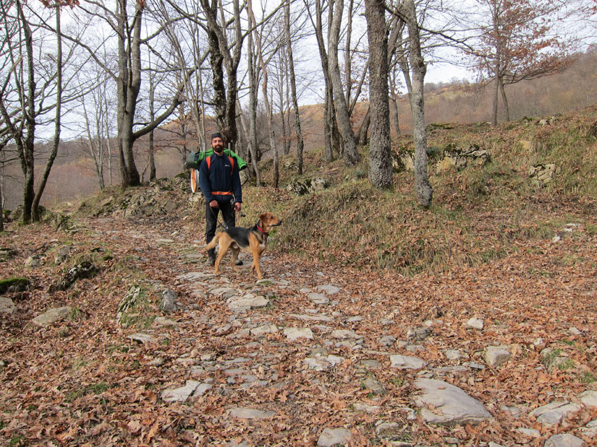 Il custode del rifugio con il suo splendido cane Speck scende a valle per fare la spesa
