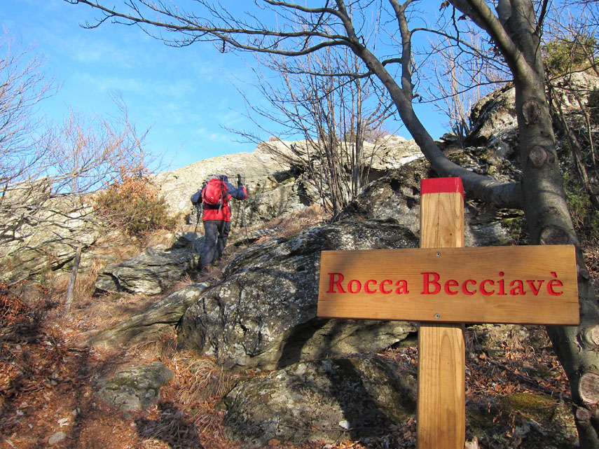 ... che ora torna indietro e poi svolta a sinistra per una breve puntata verso nord fino a toccare la Rocca Becciavè (m. 1175)