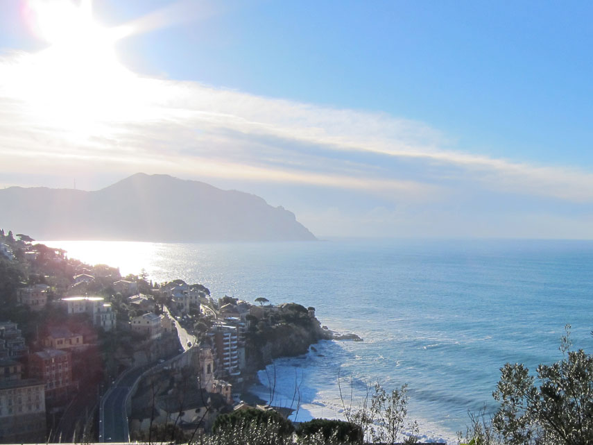 ... mentre il mare si allontana sotto di noi e il sole ci acceca se voltiamo lo sguardo verso il Promontorio di Portofino