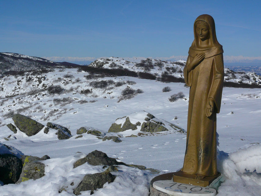 ... raggiungo la piccola Madonnina posta due anni fa sulla cima del Bric Damè (m. 1194) in occasione dei 150 anni del CAI