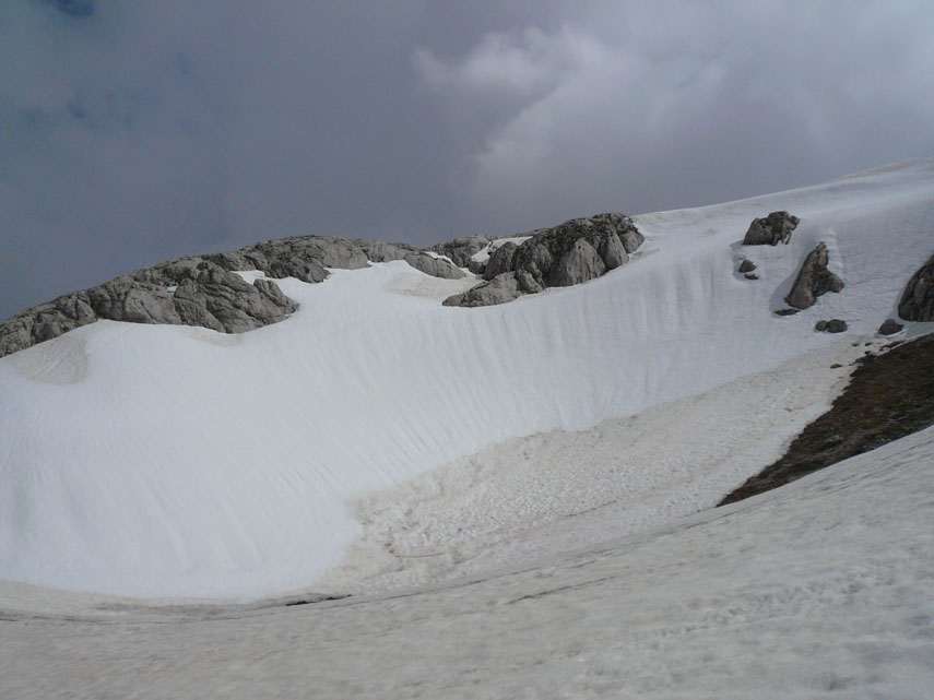La grande dolina che si incontra prima del pianoro è ancora interamente coperta dalla neve