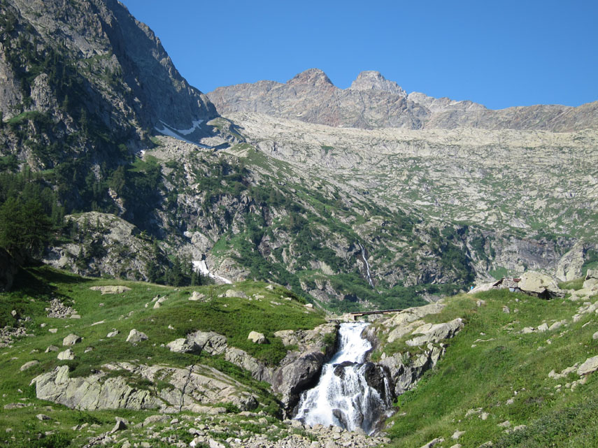 ... e, dopo una svolta del sentiero, appare la bella cascata originata dall’emissario del Lago Sottano della Sella (m. 1882)