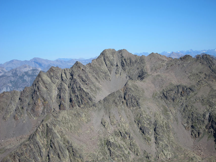 Ancor più a sinistra c’è il Tenibres che, con i suoi 3031 metri, è il monte più alto delle Marittime occidentali