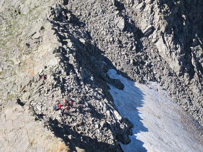 A picco sotto la vetta, sul versante sud, un gruppetto di escursionisti stazione al Passo Corborant raggiungibile dalla cima con alcuni facili passaggi su roccia (difficoltà F)
