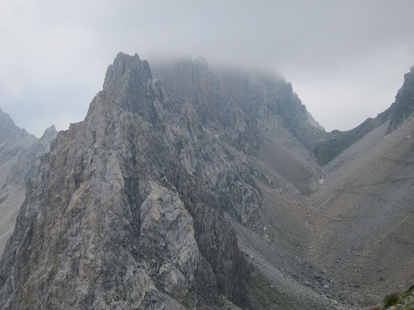 Begli scorci paesaggistici si aprono sulla dirimpettaia Rocca Brancia, avvolta dalla nebbia, e sul Colle Oserot