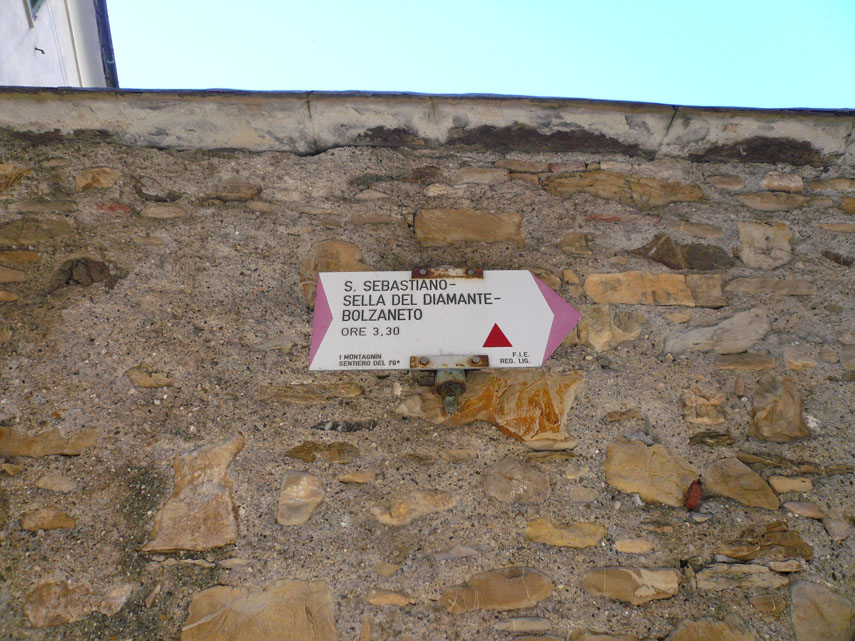 Scendiamo a San Gottardo e proseguiamo per San Sebastiano dove troviamo il triangolo rosso pieno dell’itinerario San Sebastiano - Sella del Diamante – Bolzaneto ...