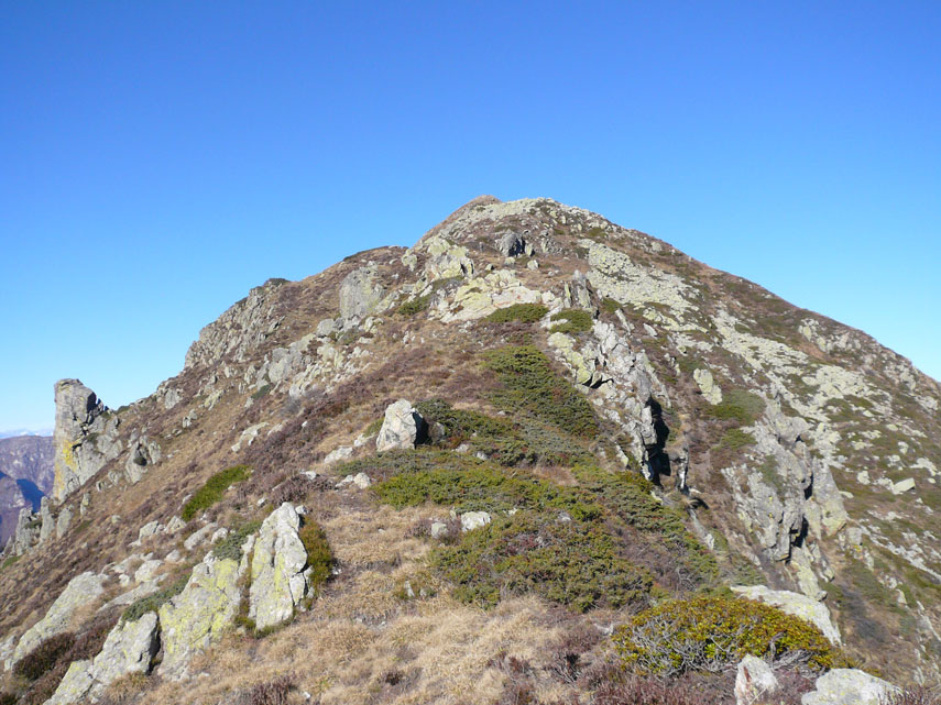 Un’esile traccia rimonta la cresta, affacciandosi ora sul versante del Corsaglia, ora su quello del Casotto