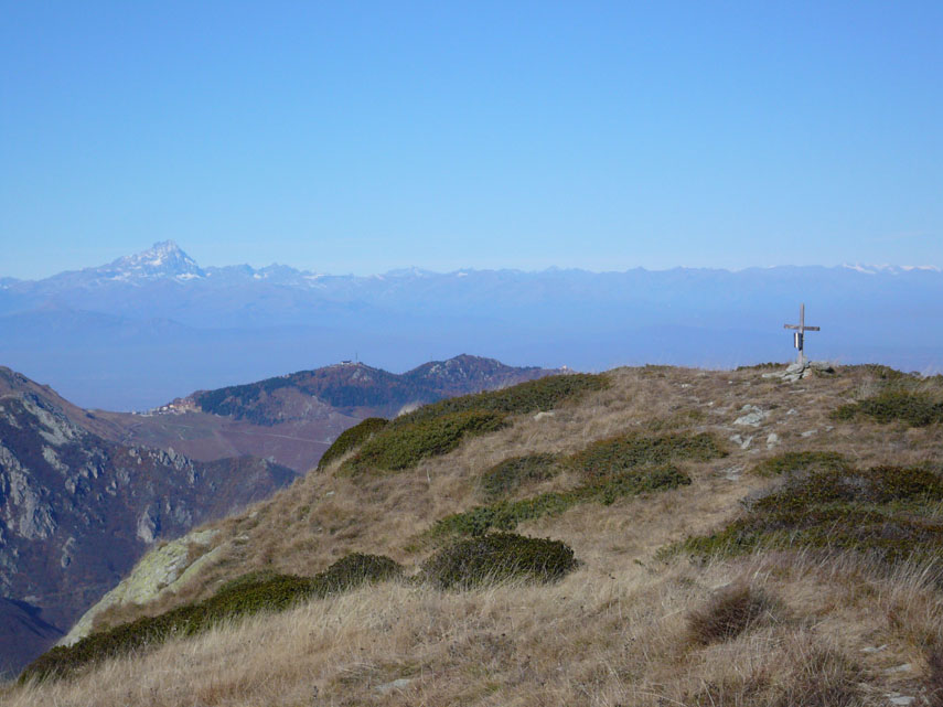 Dalla croce di vetta (m. 2004), posta al margine settentrionale della sommità, si gode un vastissimo panorama