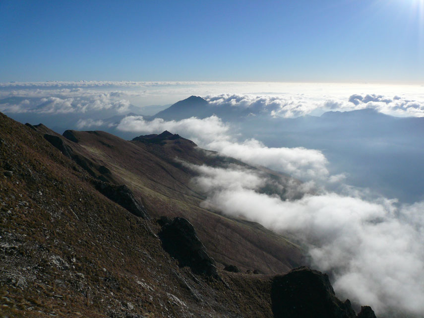 Fino all’orizzonte è un mare di nubi le cui “onde” vanno a infrangersi contro il Monte Galero arrivando a “bagnare” le pendici meridionali dell’Antoroto