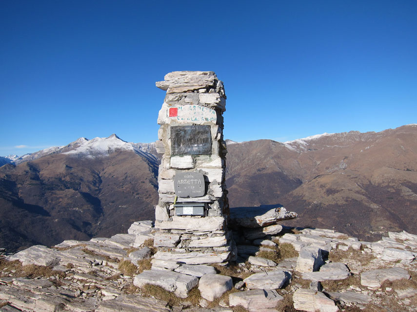 ... fino al bel pilone in pietra che marca la cima dell’Armetta (m. 1739) 