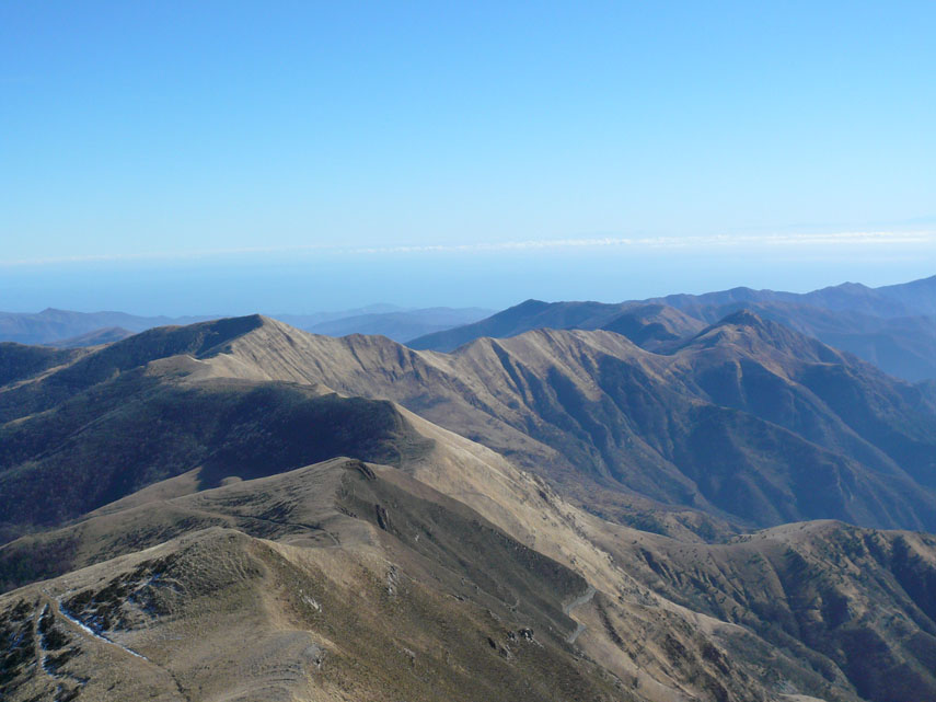 La cima del Frontè è anche un nodo orografico sui cui convergono i due rami principali della catena alpina e la lunga dorsale di spartiacque Arroscia-Argentina con i monti Monega (a sinistra) e Carmo dei Brocchi (più lontano sulla destra)