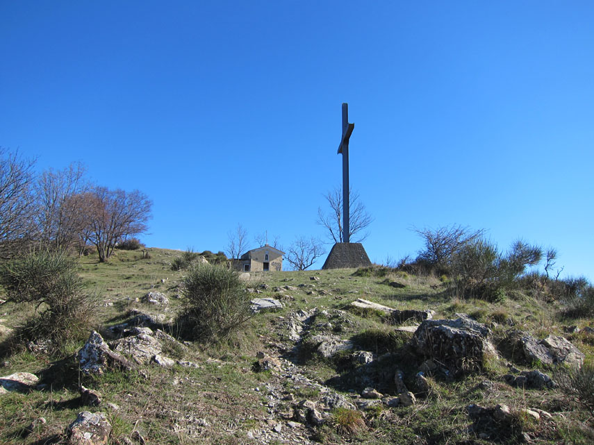 La croce di San Siro si vede all’ultimo, anche perché le braccia sono sullo stesso asse del filo di cresta e rimangono nascoste
