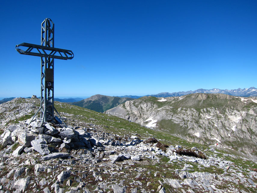 ... e in breve raggiungo la croce in ferro posta sulla Cima delle Saline (m. 2612). La giornata è fresca e ventilata ...