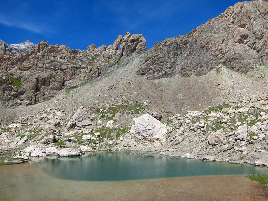 ... e raggiungendo poi, in leggera discesa, il piccolo Lago della Finestra (m. 2794) sormontato da un caratteristico foro nella roccia