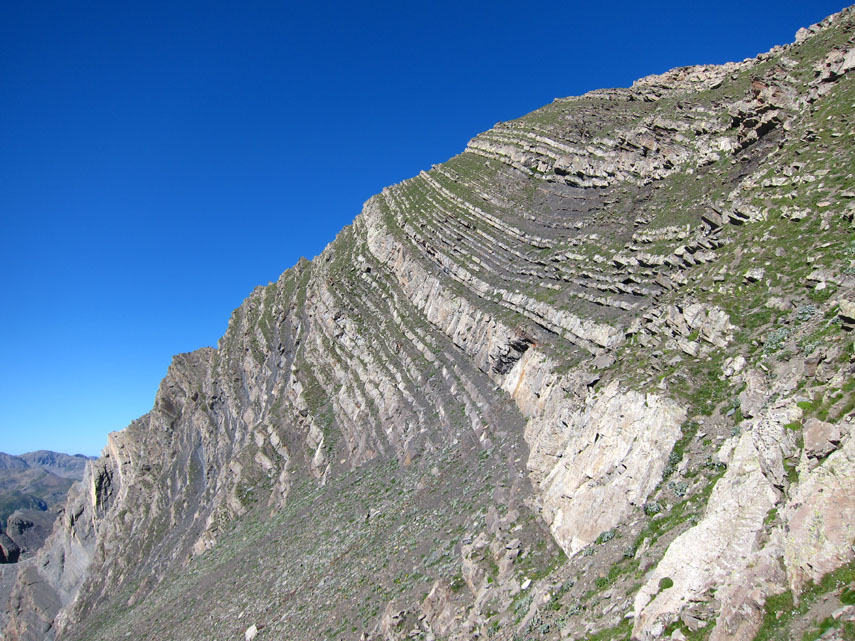 ... avvicinandosi progressivamente alle spettacolari stratificazioni rocciose e sbucando infine sullo spartiacque Stura-Ubaye leggermente a nord-est della vetta (Passo dell’Enciastraia, m. 2900)